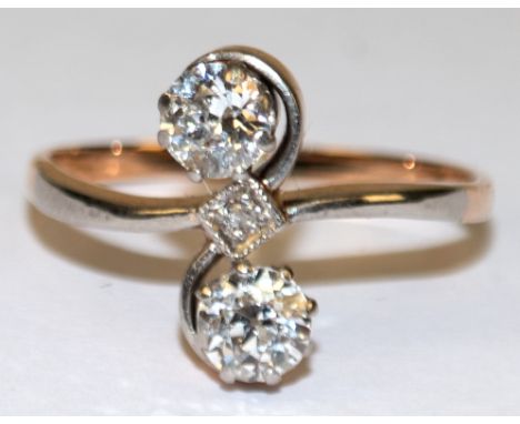 Ring, 585er GG/WG, besetzt mit 2 Brillanten von zus. ca. 0,50 ct. und 1 Diamanten, zus. 2,74 g, RG 56