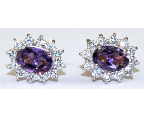 Ohrstecker, 375er GG/WG, 9 k, Amethyste und weiße Zirkonia im Brillantschliff, Maße ca. 10 x 7 mm