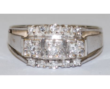 Ring, 585er WG, dreireihig mit 13 Brillanten von zus. ca. 0,23 ct. besetzt, ges. 4,10 g, RG 55