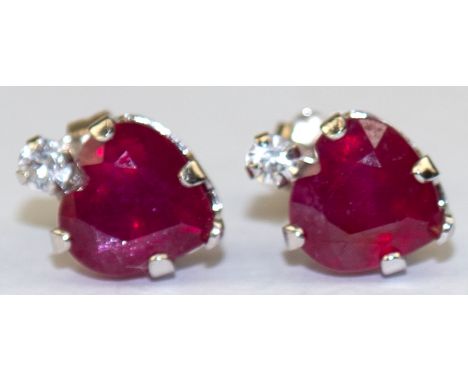Ohrstecker, 416er WG/10 k, Peridot im Herzschliff 6 mm und weiße Saphire
