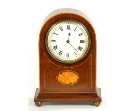 AN EDWARDIAN INLAID MAHOGANY MANTLE CLOCK, THE FRENCH TIMEPIECE WITH ENAMEL DIAL, 20.5CM H