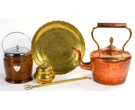 A VICTORIAN COPPER KETTLE, 30CM H, A VICTORIAN BRASS TELESCOPIC TOASTING FORK, TWO OTHER BRASS ARTICLES AND AN OAK BISCUIT BA