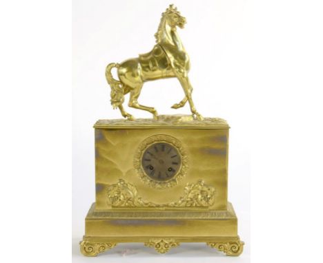 A FRENCH BRASS MANTLE CLOCK, THE MOVEMENT WITH SILVERED DIAL AND OUTSIDE COUNTWHEEL, 50CM H, 19TH C