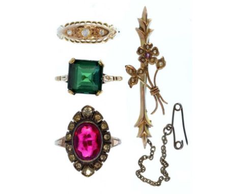 A SPLIT PEARL SET GOLD BAR BROOCH AND THREE GOLD RINGS, VARIOUSLY GEM SET, 10G