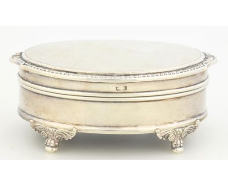 AN ELIZABETH II OVAL SILVER TRINKET BOX, THE LID ENGINE TURNED, PLUSH LINED, 12CM W, BIRMINGHAM 1954