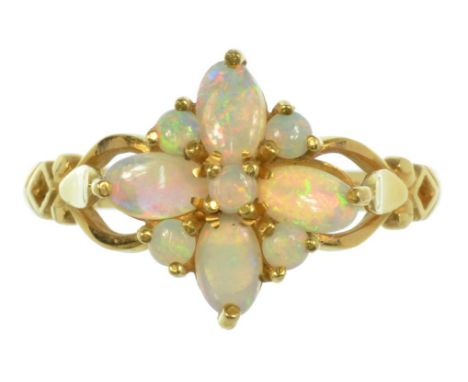 AN OPAL CLUSTER RING, IN GOLD, MARKED 750, 3.4G