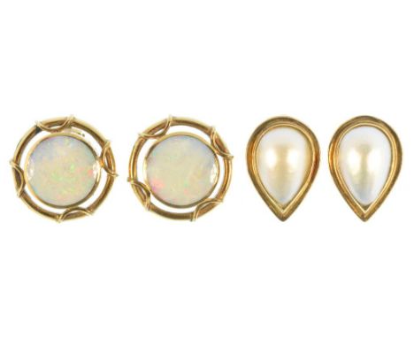 A PAIR OF OPAL SET GOLD EAR CLIPS AND A PAIR OF MABE PEARL SET GOLD TEAR SHAPED EAR CLIPS
