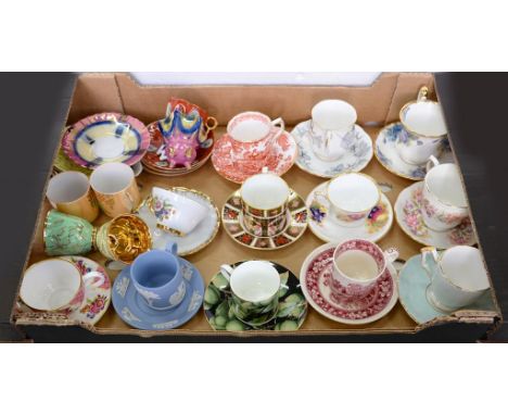 A SMALL COLLECTION OF ROYAL CROWN DERBY, ROYAL WORCESTER, ROYAL ALBERT, WEDGWOOD AND OTHER DECORATIVE COFFEE CUPS AND SAUCERS