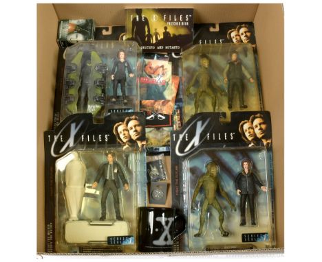 Quantity of The X-Files collectables including McFarlane Toys figures x four includes Agent Mulder, Agent Scully, Agent Mulde