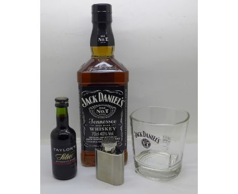 A bottle of Old No.7 Jack Daniels whisky, 70cl, also a Jack Daniel's whisky glass, a small Jack Daniel's 2003 flask and minia