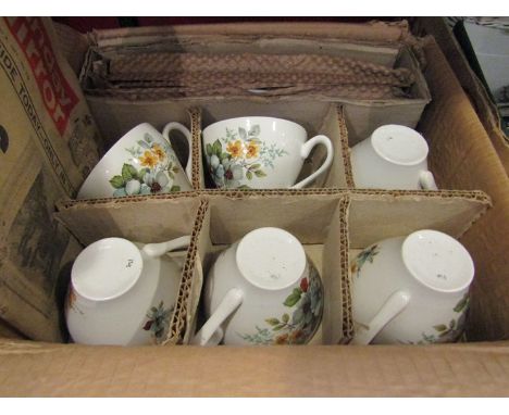 An Alfred Meakin boxed 1970's tableware set including cups, saucers, bowls and plates 