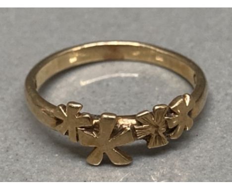 A 9ct yellow gold floral pattern ring size K 1.9g