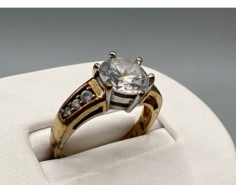 9ct gold solitaire set ring. Comprising of a Round cut cz centre stone and 3 cz stones on each shoulder. Size N 4.1g