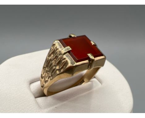 Gents 9ct gold brown stone ring. Comprising of a square stone with barked shoulders, 5.4g size V