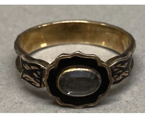 A 19th century yellow metal and enamel mourning ring with hair to centre 1.85g size M 1/2&nbsp;