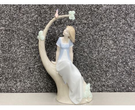 Large Nao by Lladro figure 1523 ‘a lazy afternoon’ Height 32cm