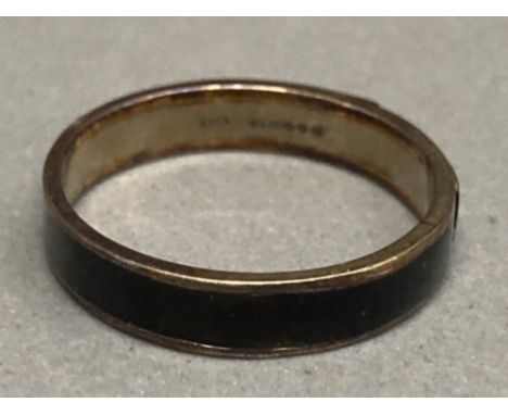 An 18ct white gold and black enamel band size R 1/2 2.8g gross (needs attention)