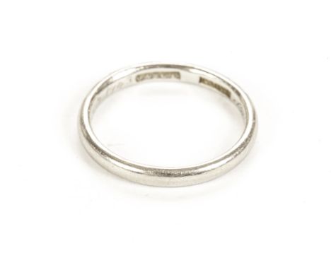 A vintage platinum wedding band, engraved to inner, approx. 3.8g