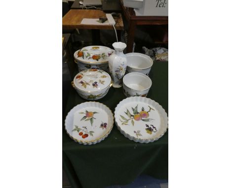 A Collection of Various Royal Worcester Evesham Oven to Tableware to Include Flan Dishes, Lidded Tureens Together with Aynsle