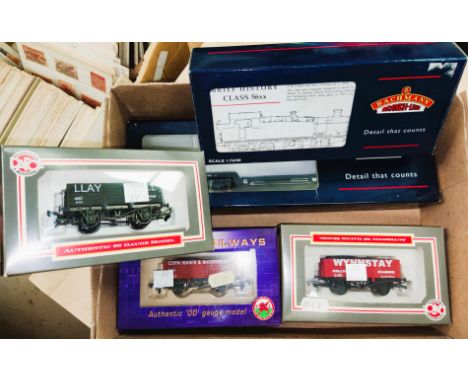 An original boxed Bachmann 00 gauge locomotive 32-076 Great Western Green, a Bachmann bogie boxed + 3 boxed Dapol coaches. 