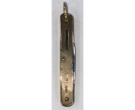 A 2 blade purse knife, 9 carat gold sides, engine turned decoration, 6.3 cm 
