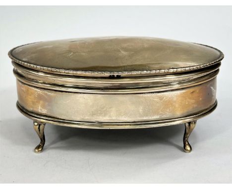 A hallmarked silver oval trinket box with beaded border and hinged lid, on 4 cabriole legs, Birmingham 1939, length 12.5 cm 