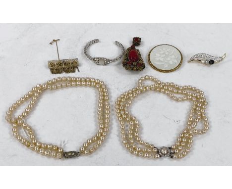 2 pearl necklaces and costume brooches etc
