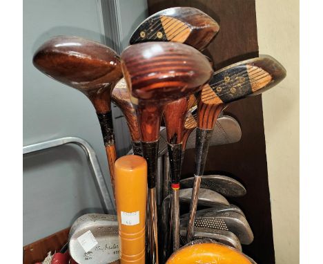 A selection of vintage early 20th century golf clubs:&nbsp; hickory shat examples; Dai Rees GX woods; bag and golfing books; 