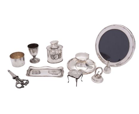A collection of silver and silver mounted items, including: a circular photograph frame by Carr's of Sheffield, Sheffield 199