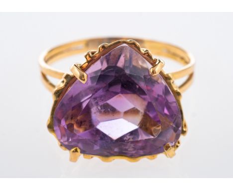 A vintage gold amethyst ring, handcrafted  yellow metal mount mount, ring size S-T Condition Report amethyst 15 x 16 mm, ring