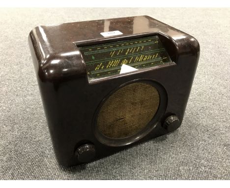 A vintage radio : Bush DAC 90, in brown case. 
