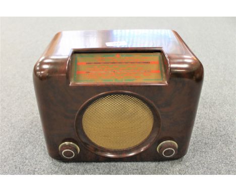 A vintage radio : Bush DAC 90A Bakelite cased radio.  CONDITION REPORT: Minor scratches but generally very good. 