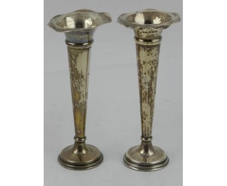 A pair of 20th century silver trumpet vases, hallmarked Birmingham 1906. H.14cm