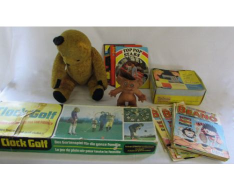 Selection of vintage toys inc Thomas Dam troll, child's Vulcan Sewing Machine, golf set, Beano comics etc