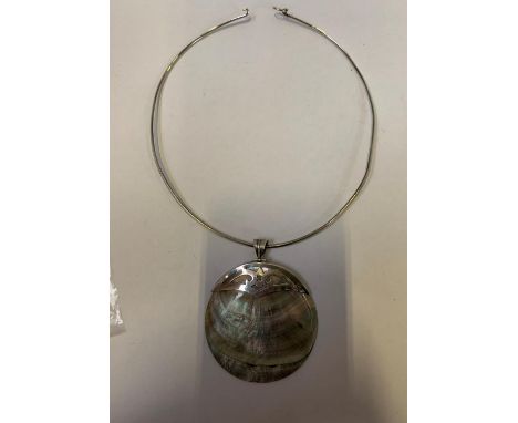 A LADIES .925 SILVER TORQUE NECKLACE WITH MOTHER OF PEARL CIRCULAR PENDANT DESIGN 