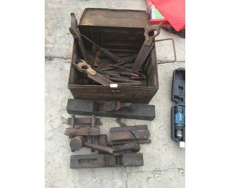 A METAL CHEST AND CONTENTS TO INCLUDE VINTAGE TOOLS STANLEY PLANES, SAWS ETC 