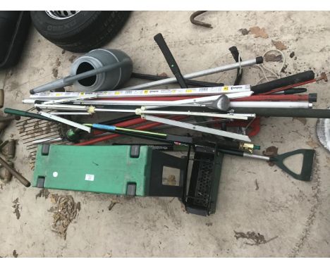 A COLLECTION OF TOOLS TO INCLUDE RAKE, HOE, STAND, KNEELER, WATERING CAN LOPPERS ETC 