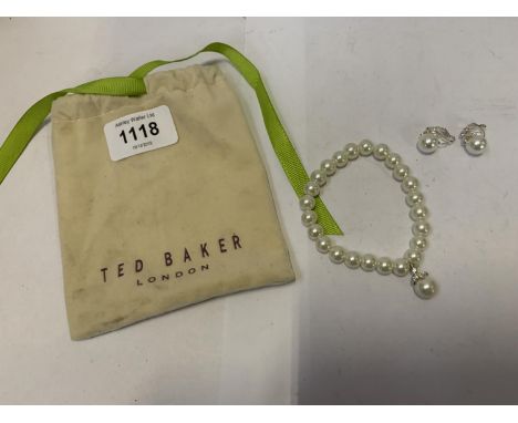 A PEARL BRACELET TOGETHER WITH PEARL EARRINGS 