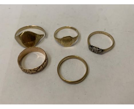 FIVE ASSORTED 9CT YELLOW GOLD RINGS, CHILD'S SIGNET RING, SIGNET RING A/F, BAND, ART DECO RING AND FURTHER WEDDING BAND, TOTA