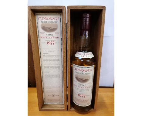 1 BOTTLE - A LIMITED 1977 BOTTLING 21 YEAR OLD GLENMORANGIE SINGLE MALT SCOTCH WHISKY IN WOODEN PRESENTATION CASE 