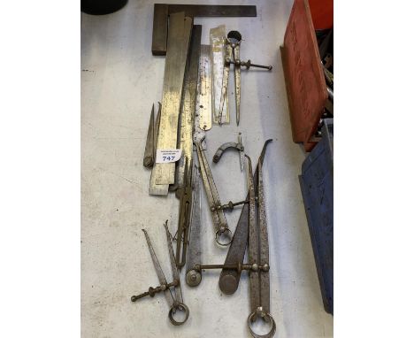 A COLLECTION OF VINTAGE DRAUGHTSMAN TOOLS, MEASURES ETC 