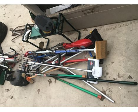 A COLLECTION OF GARDEN TOOLS TO INCLUDE RAKE, FORK, WEEDER, BRUSH, HOE, KNEELER, MOP ETC 