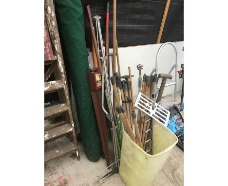 A LARGE QUANTITY OF GARDEN TOOLS TO INCLUDE DRAIN RODS BRUSHES, SHEARS, MALLET, SPADE, FORK ETC 