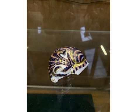 A ROYAL CROWN DERBY CAT CERAMIC FIGURE 