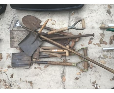A COLLECTION OF VINTAGE TOOLS TO INCLUDE SHOVELS, FORK, SPADE, SAWS ETC 