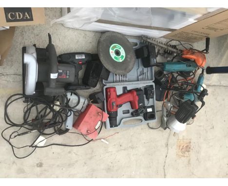 A LARGE COLLECTION OF POWER TOOLS TO INCLUDE DRILLS, SAWS, HEDGECUTTERS ETC IN WORKING ORDER 