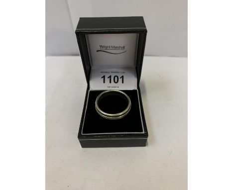 A SILVER BAND RING 