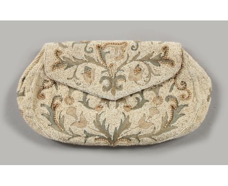 AN EDWARDIAN PEARL AND BEAD EVENING BAG.