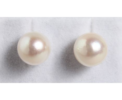 A PAIR OF 9CT GOLD AND CULTURED PEARL STUDS.