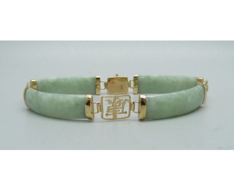A 9ct gold and jade bracelet, 18cm 